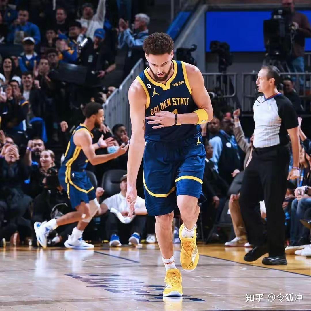 今夜埃因霍温备战欧篮联，手感冰凉细节曝光，媒体盛赞，更衣室氛围转暖